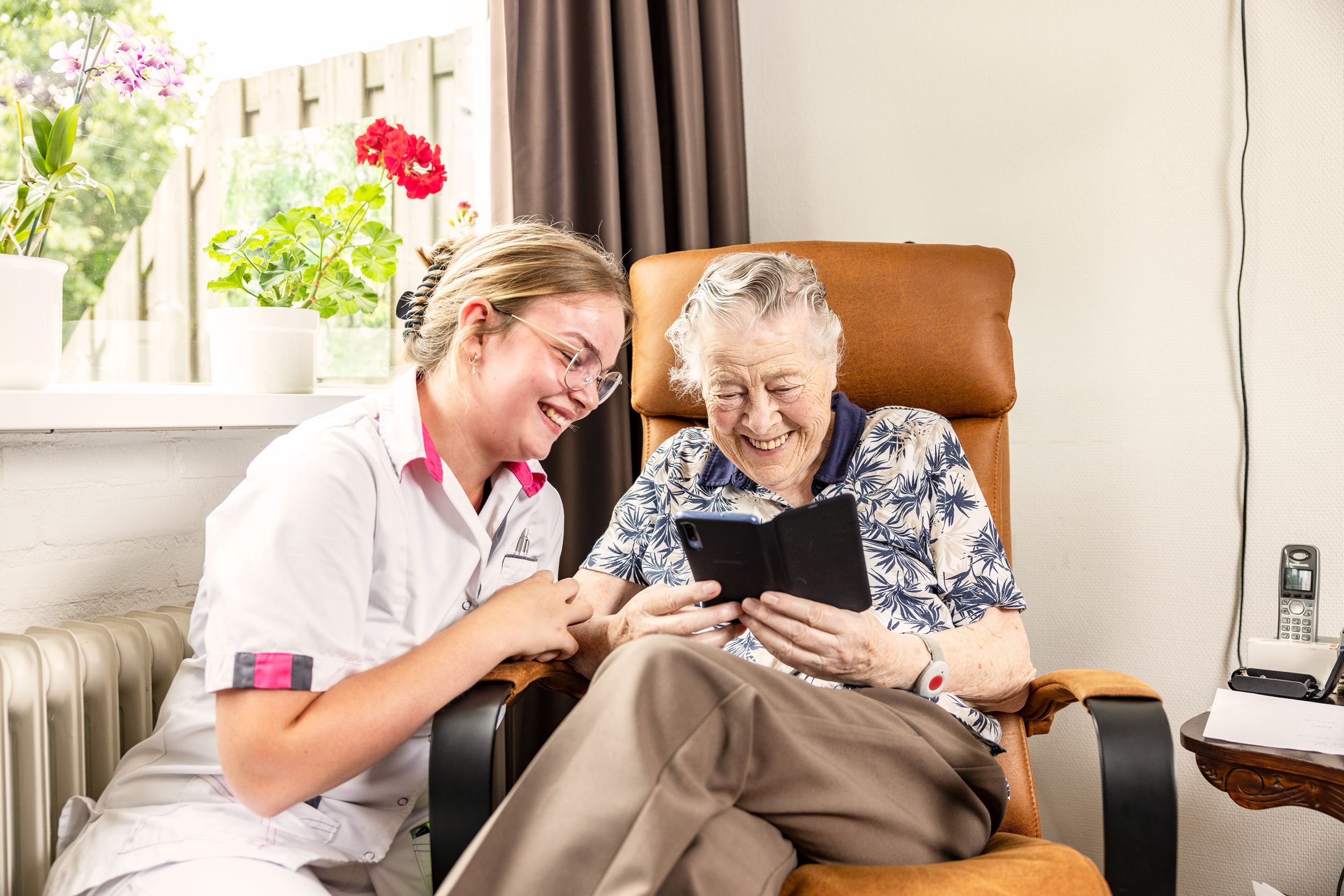 Gezocht: Een luisterend oor een goed gesprek, een glimlach - van jou!