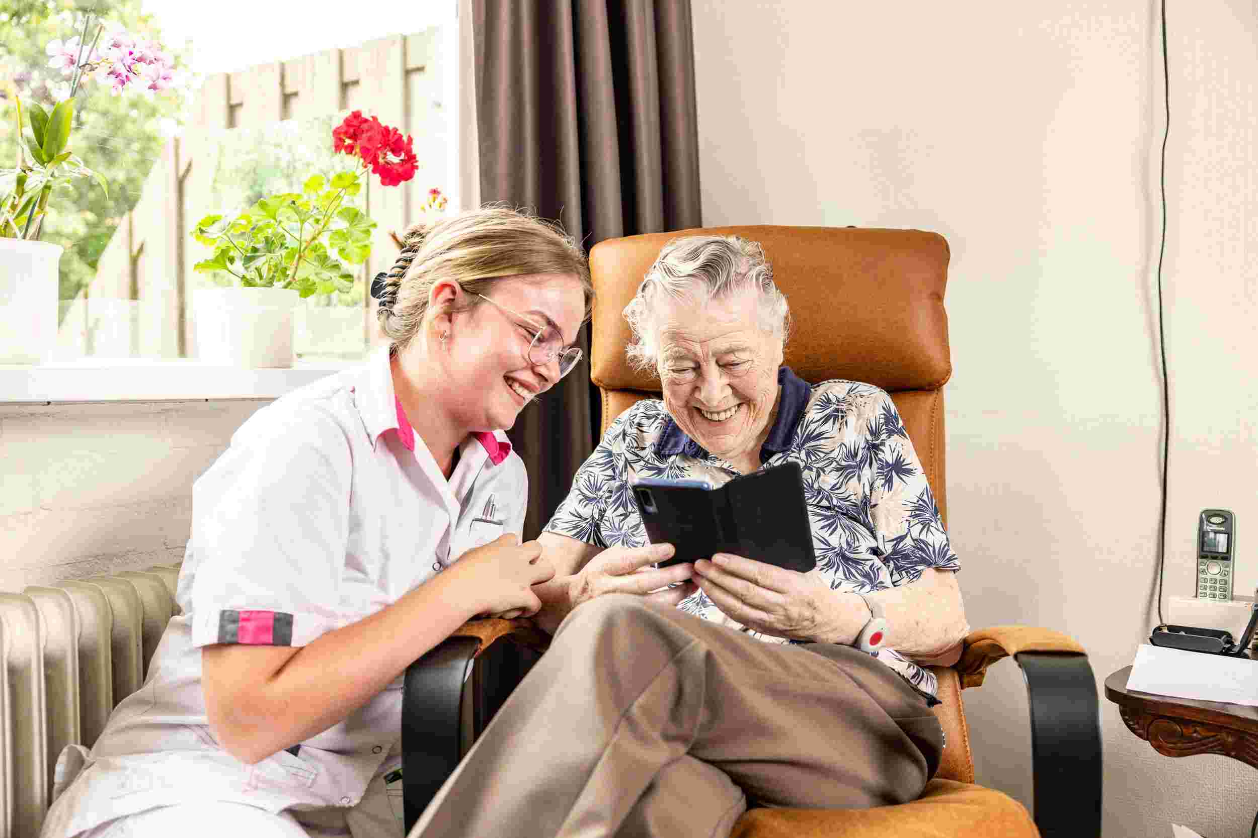 Gezocht: Een luisterend oor een goed gesprek, een glimlach - van jou!