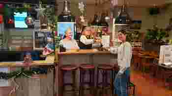 Wie wil als barmedewerker het visitekaartje zijn van de Uit-Wijk in de avond?