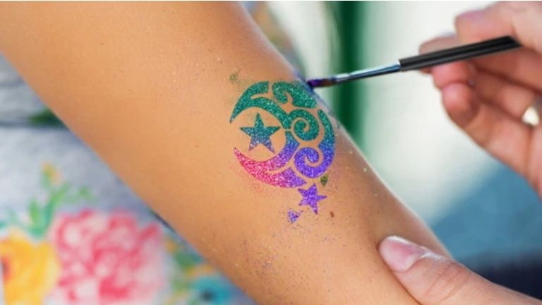 Glittertattoos zetten bij MAM's Jubileumdag in Orpheus