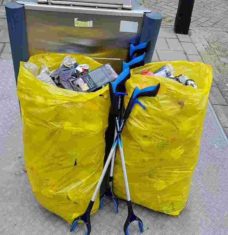 Wandelclub die zwerfvuil gaat prikken