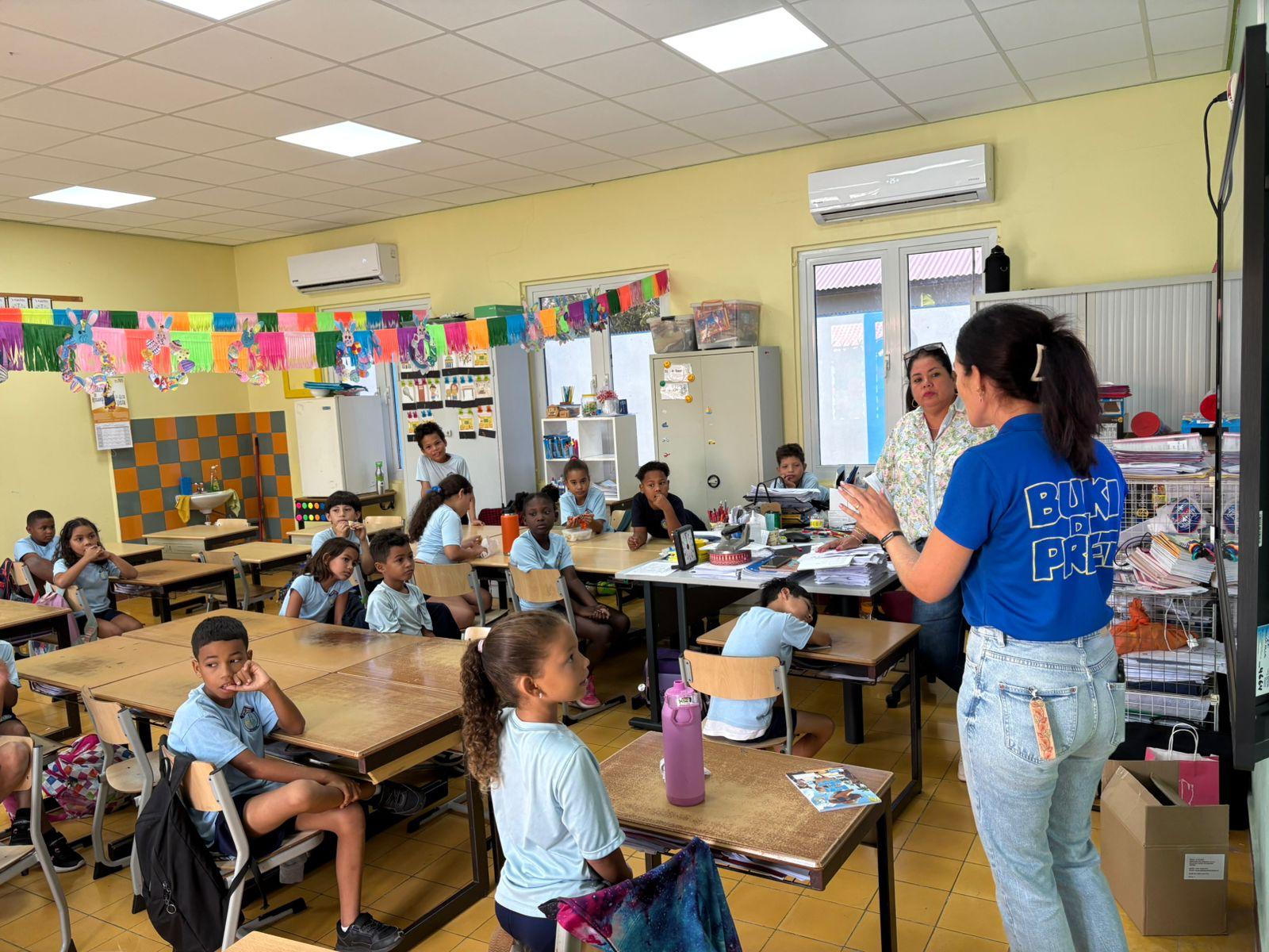 Distributing Buki di Pret at primary schools in Aruba