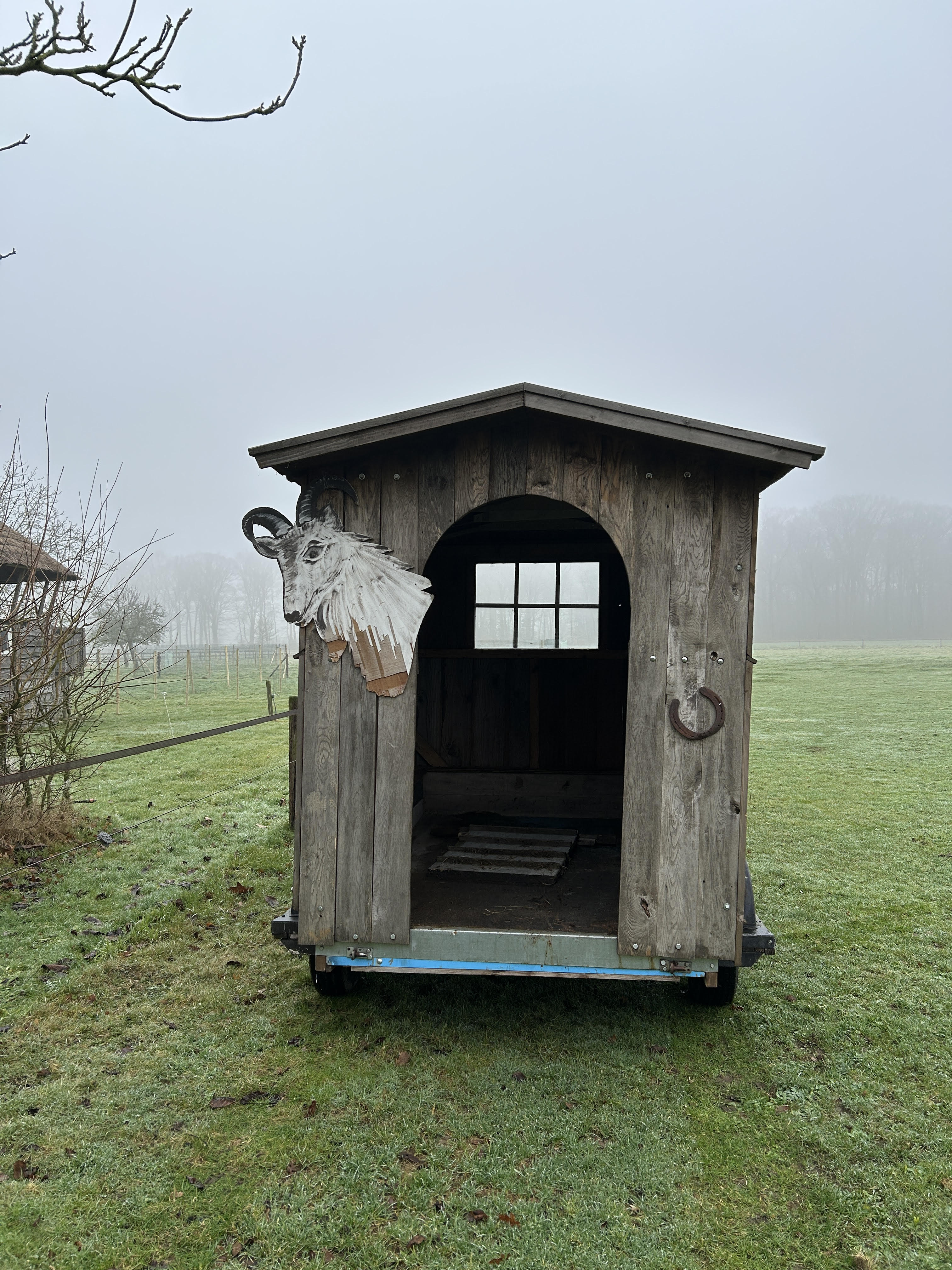 Timmeren deur geitenhok