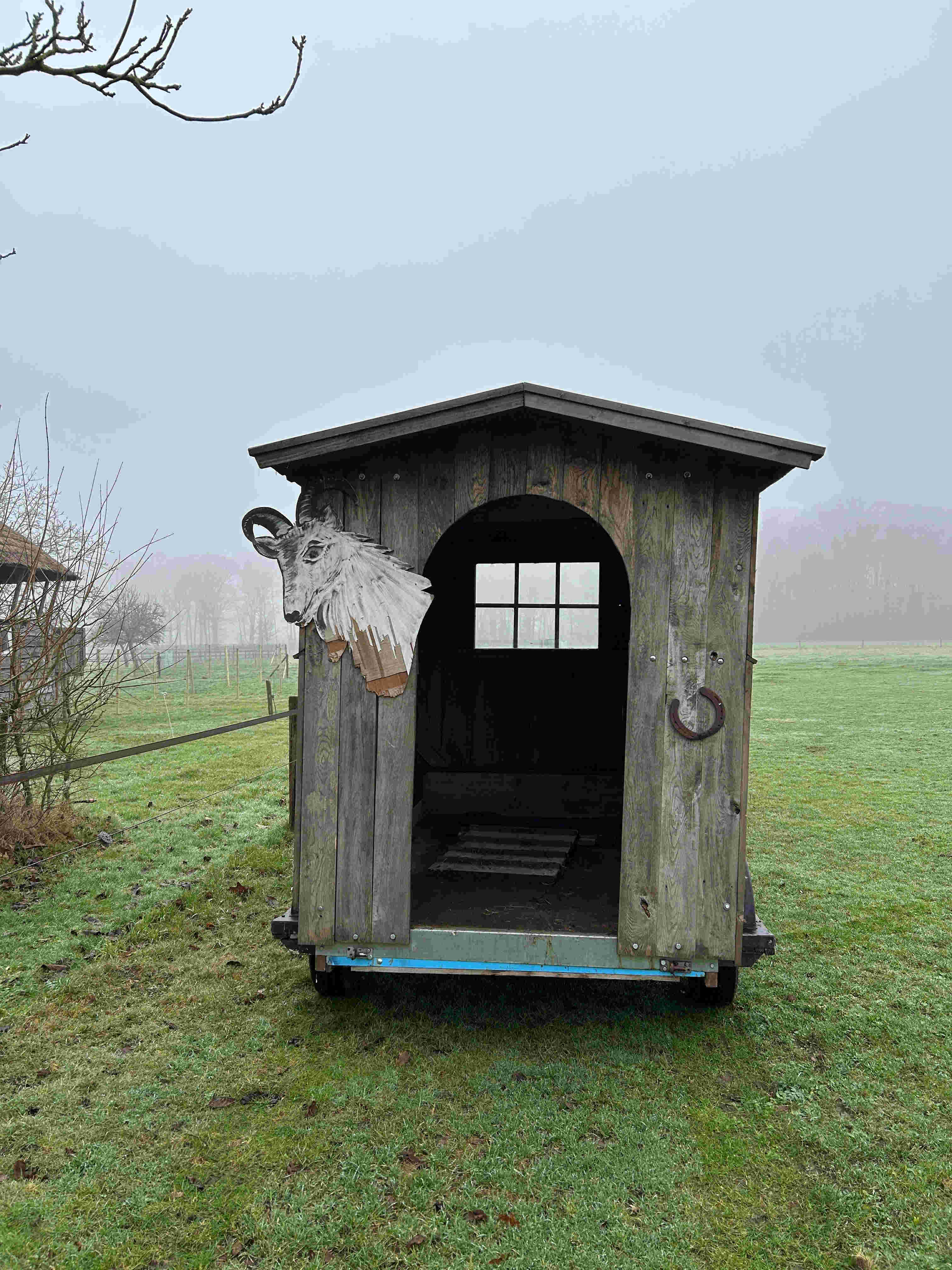 Timmeren deur geitenhok