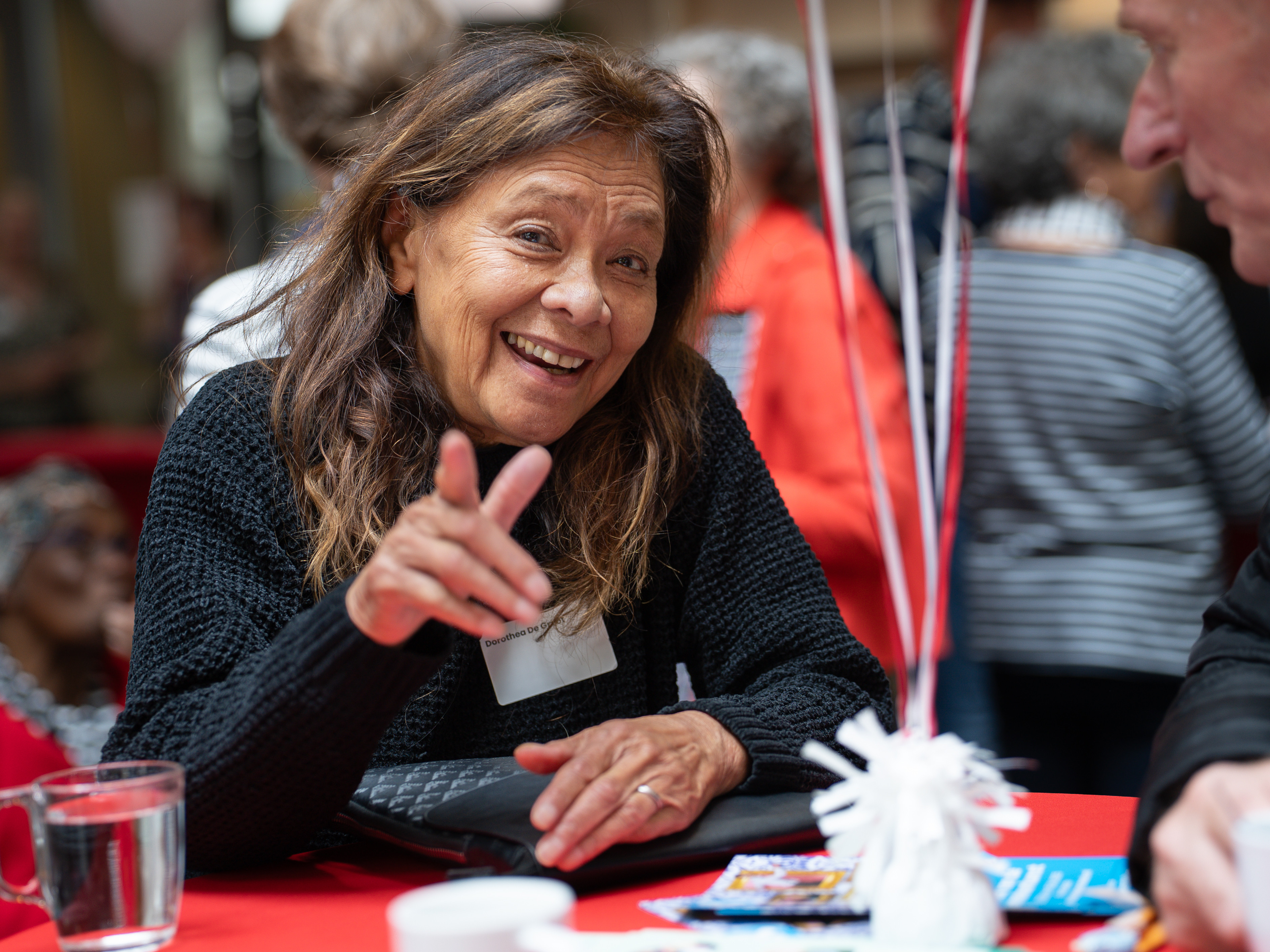 Papieren hartje op een stokje voor iemands oog Papieren hartje op een stokje voor iemands oog