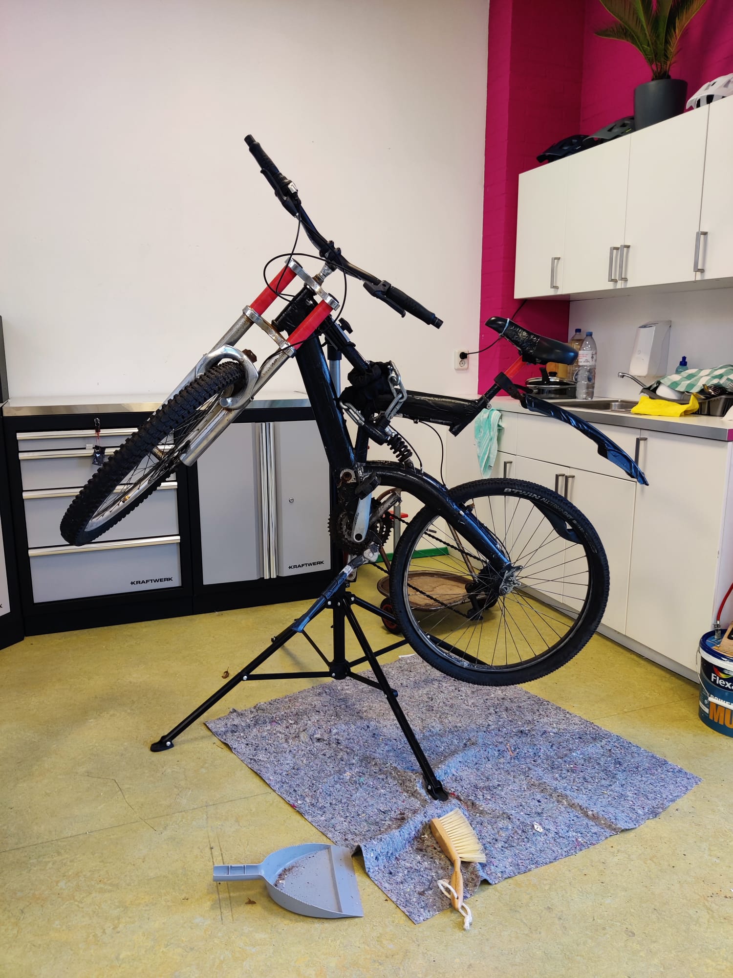 Electric cargo bike for the Green Hub fix team