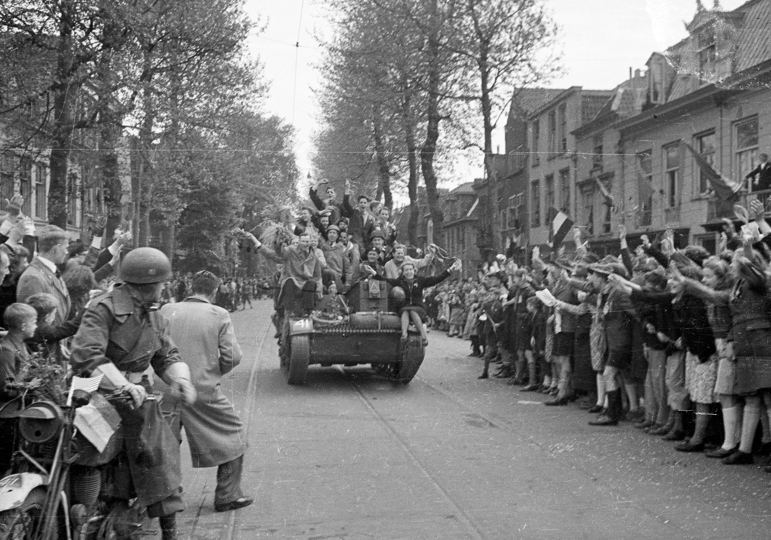 Brunch uitdelen, zaal halfway herinrichten, mee-afbouwen