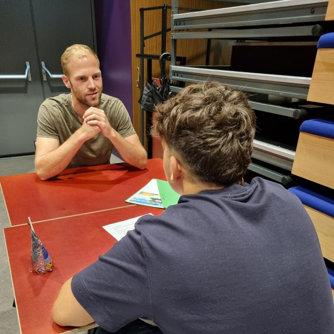 Word Kansenbouwer – en maak hét verschil voor een Amsterdamse VMBO-leerling!