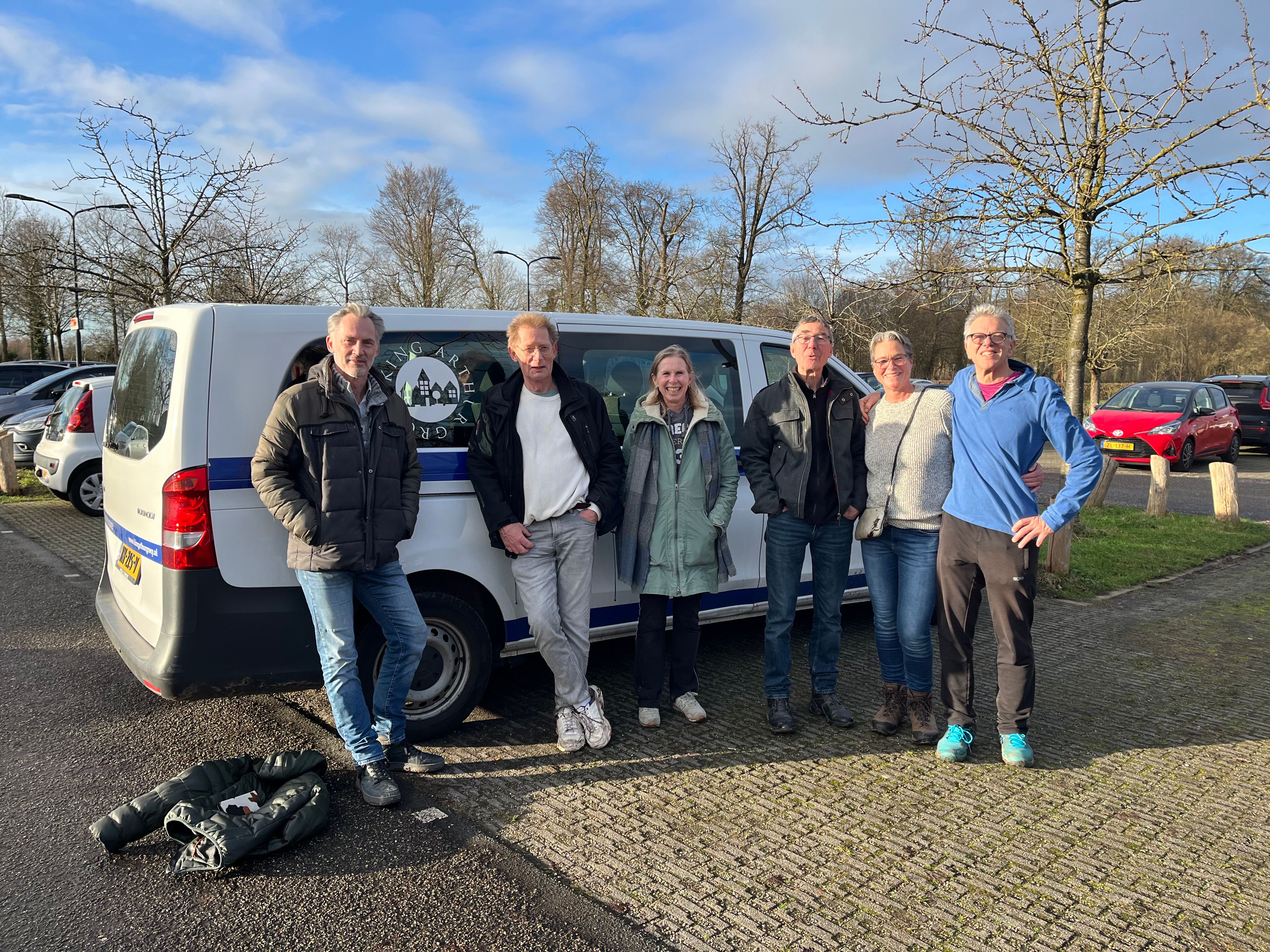 Chauffeur die aan het eind van de dag deelnemers met jong dementie thuis brengt.