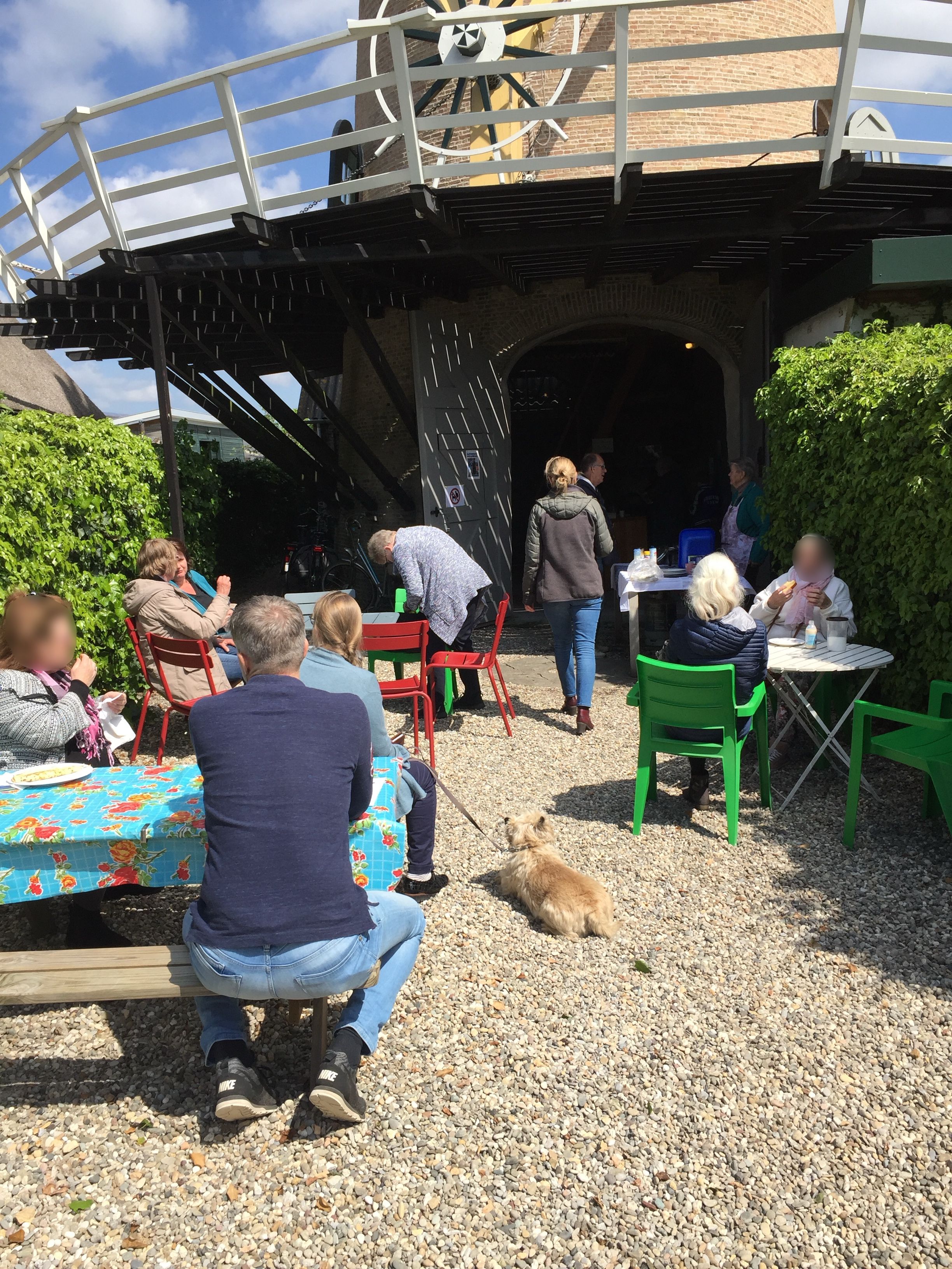 Gastvrouw of -heer ontvangst en winkelverkoop in de molen