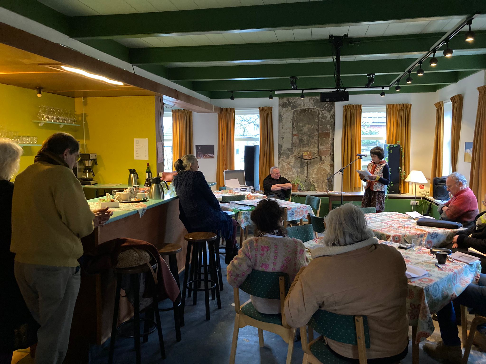 Wie helpt mee in de huiskamer in Warffum