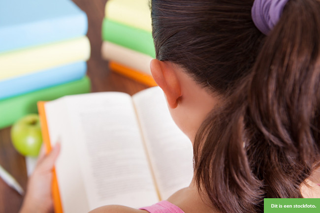 Wie helpt deze lieve meid (9) met lezen?