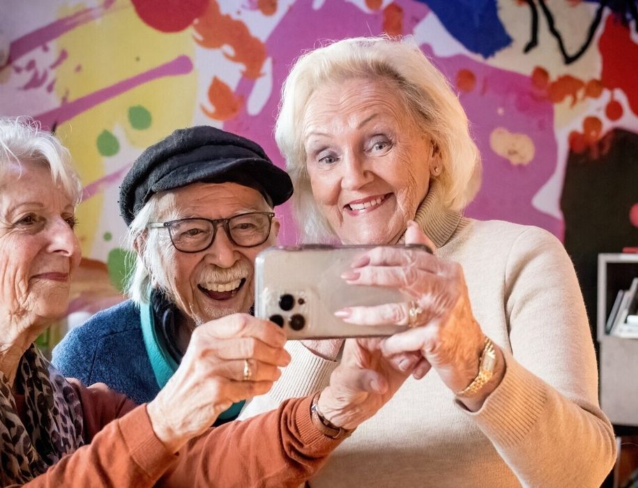 Help ouderen digitaal vaardiger te worden