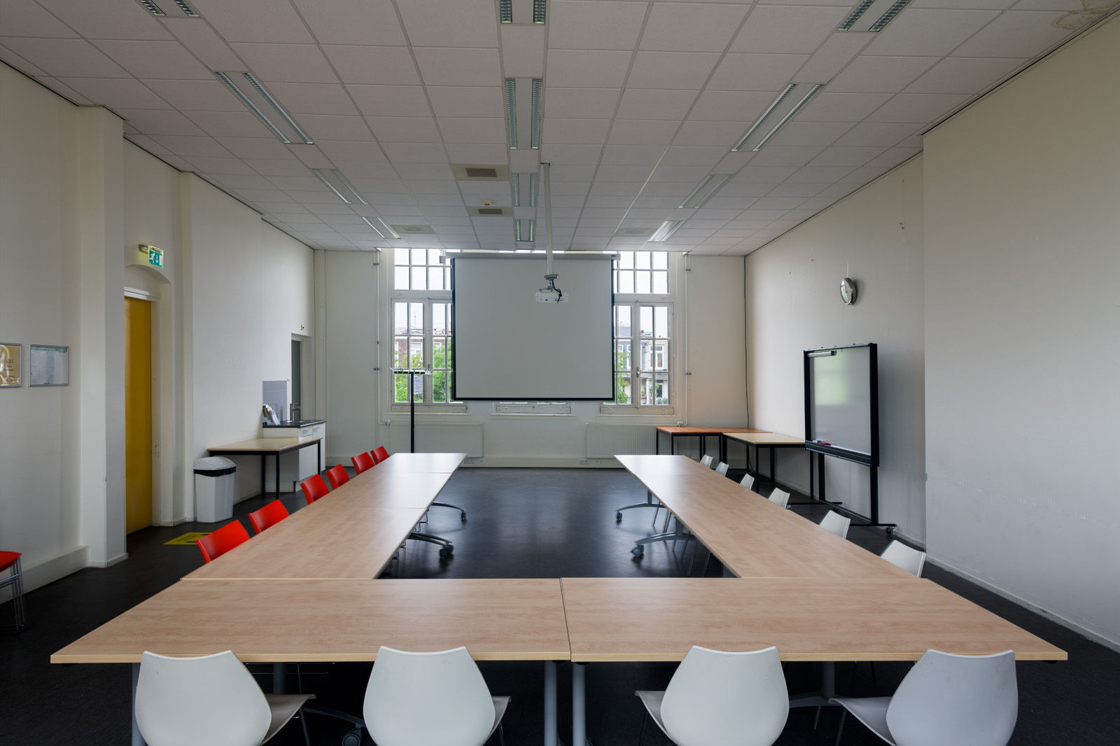 Gezocht: Verrijdbare whiteboard(s) voor lessen en workshops in ons buurthuis