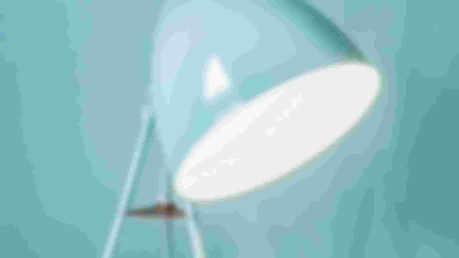 Medewerker afdeling lampen kringloopwinkel GoudGoed Winsum