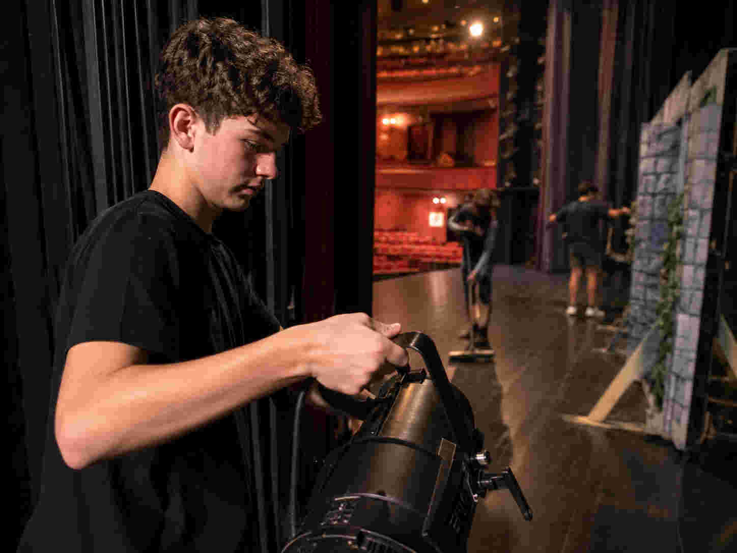 Jongere helpt in een theater