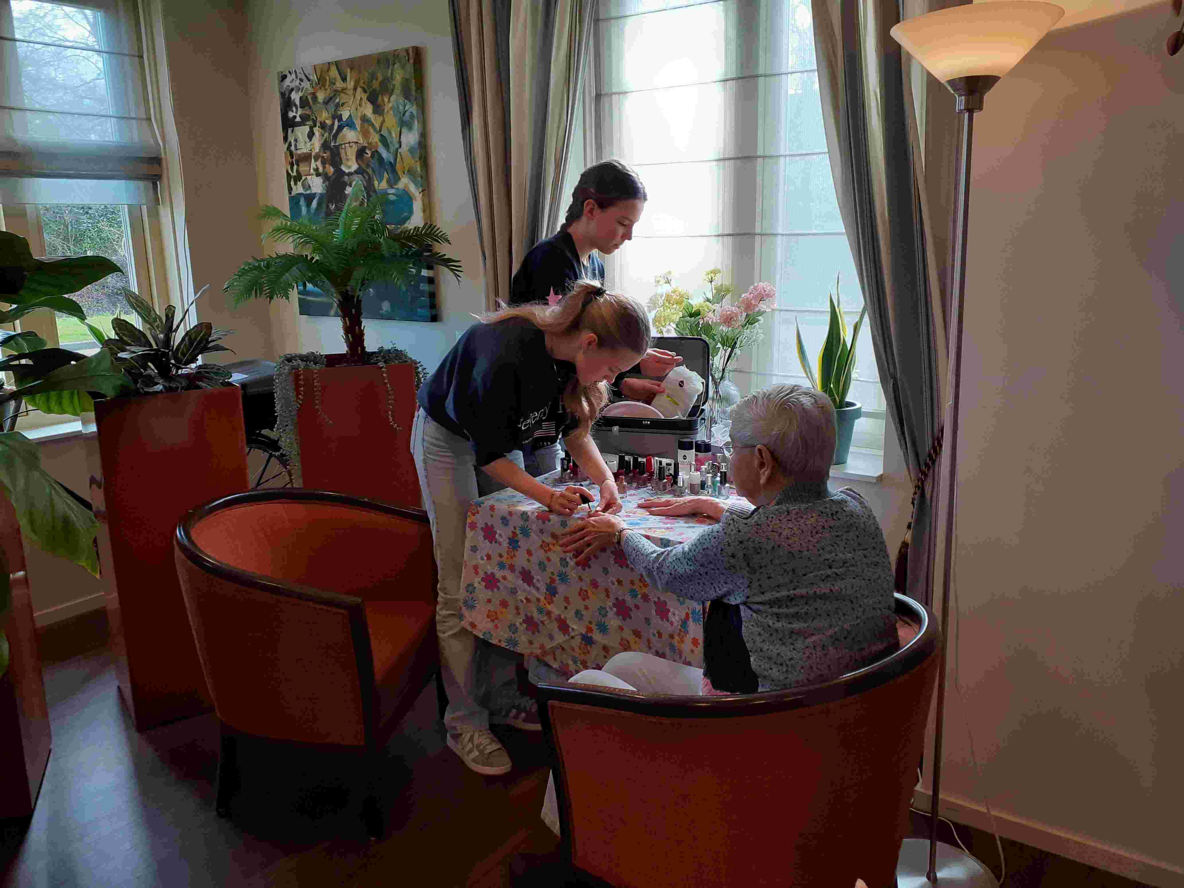 Leerling lakt nagels van een mevrouw