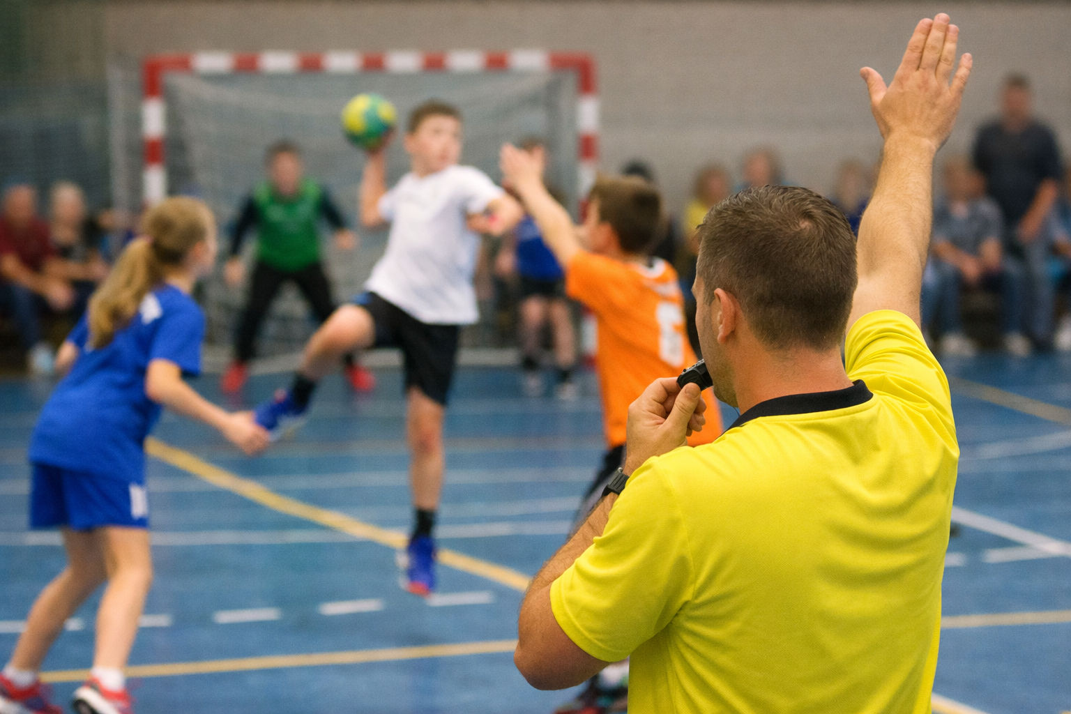 Fluit handbalwedstrijden als scheidsrechter en maak het spel eerlijk en leuk