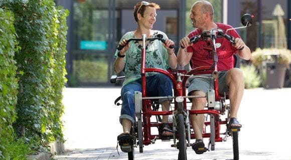 Houd jij ook van een gezellig praatje? Dat kan bij uitstek op onze Duofiets.