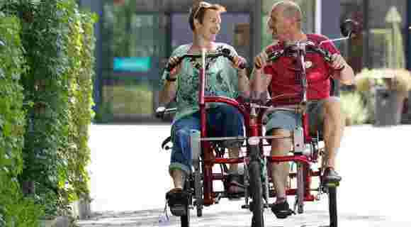 Houd jij ook van een gezellig praatje? Dat kan bij uitstek op onze Duofiets.