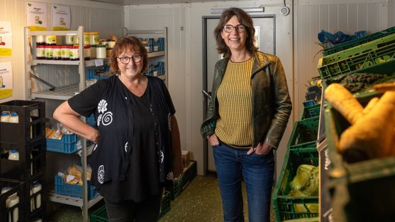 Marianne Hinrichs en Esther van den Berg zijn onderdeel van het team dat ervoor zorgt dat verslokaal Lochem er goed gevuld en netjes bij staat.