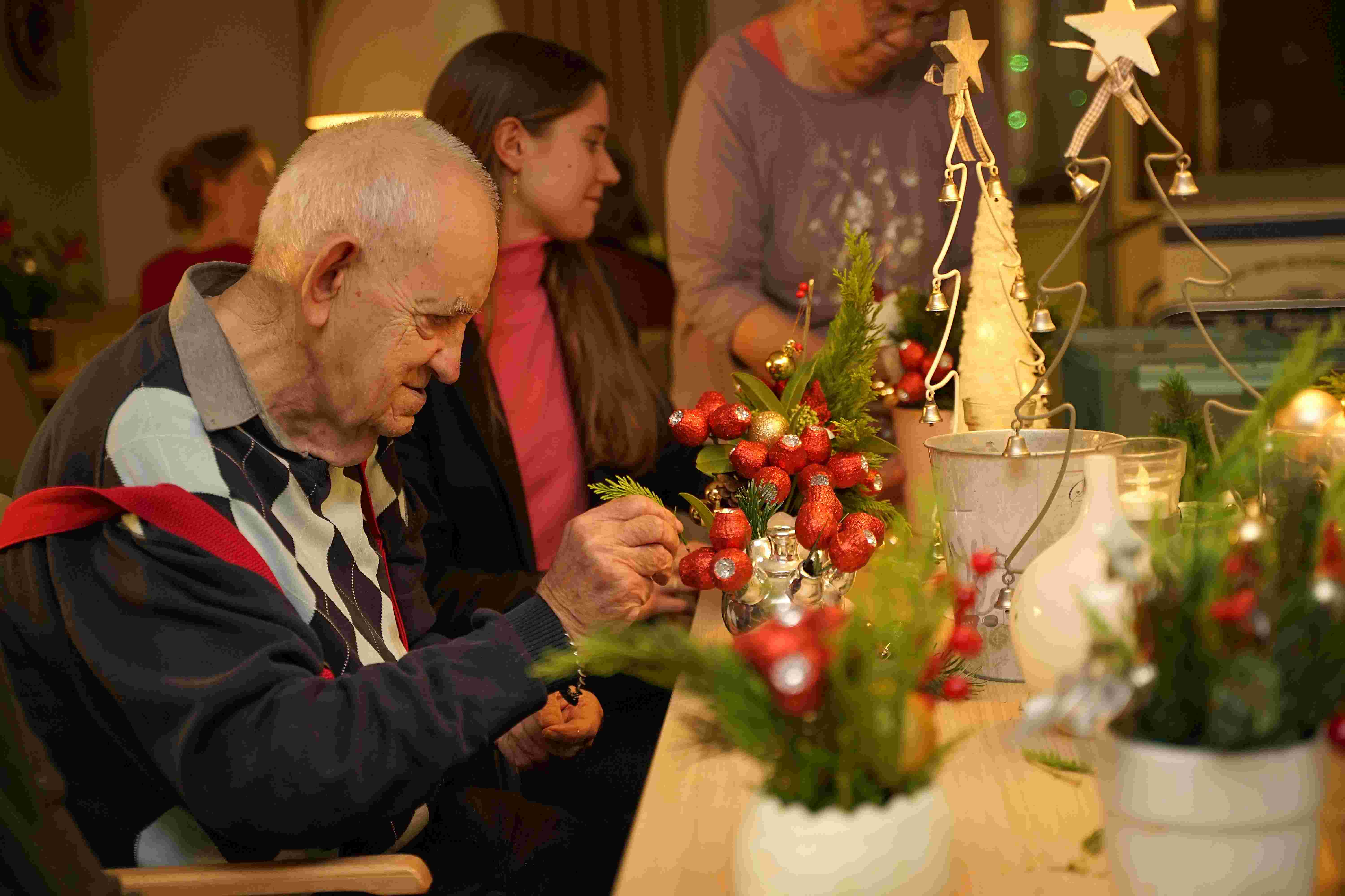 Kerststukjes maken samen met ouderen !