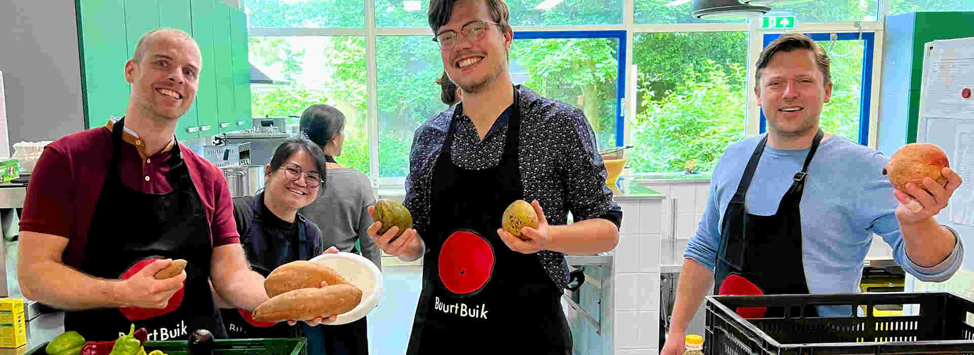 Koken tegen verspilling! Word vrijwilliger bij BuurtBuik Transwijk.