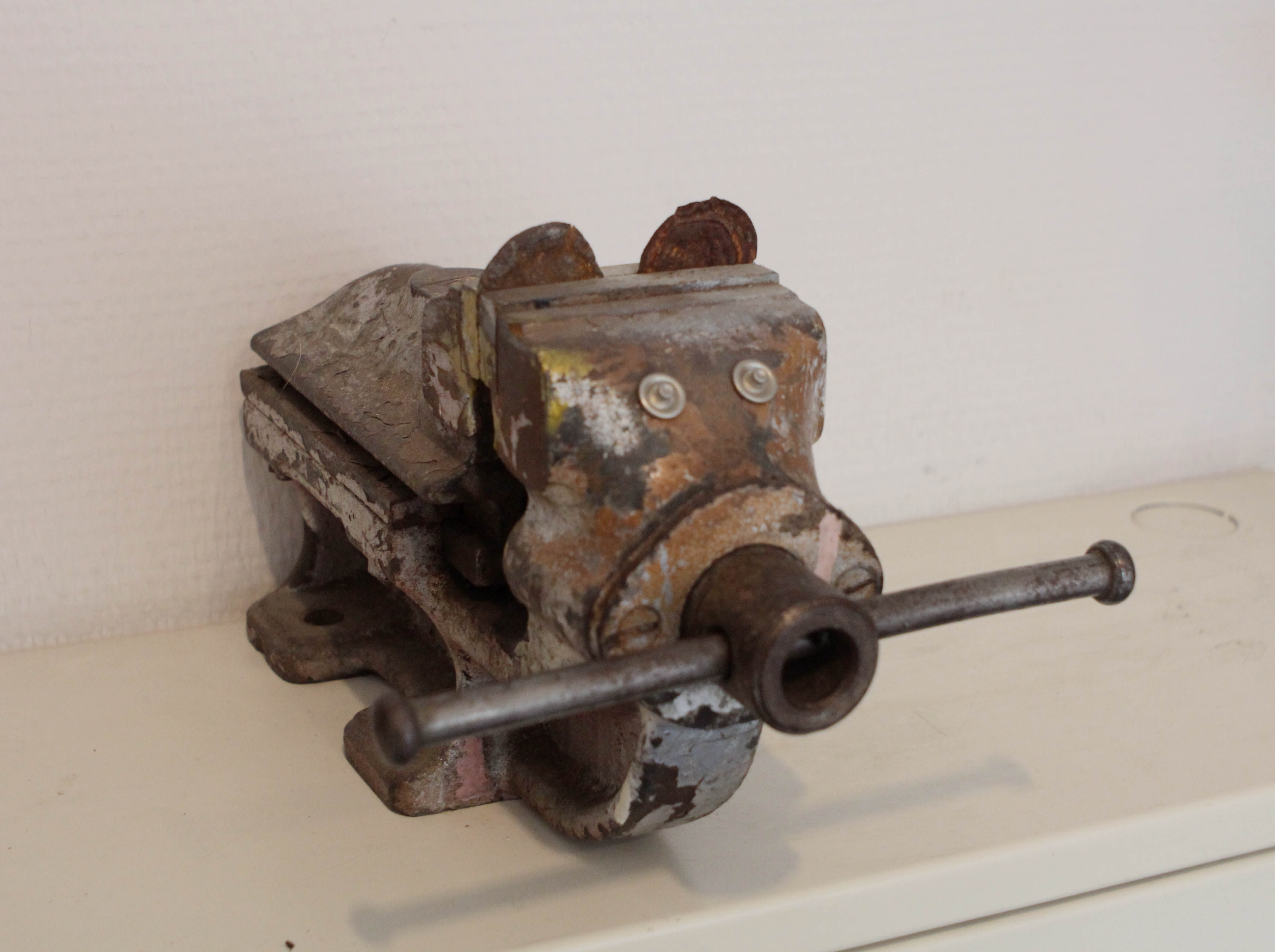 Werplaatsmedewerker voorbereiding kunstexpositie