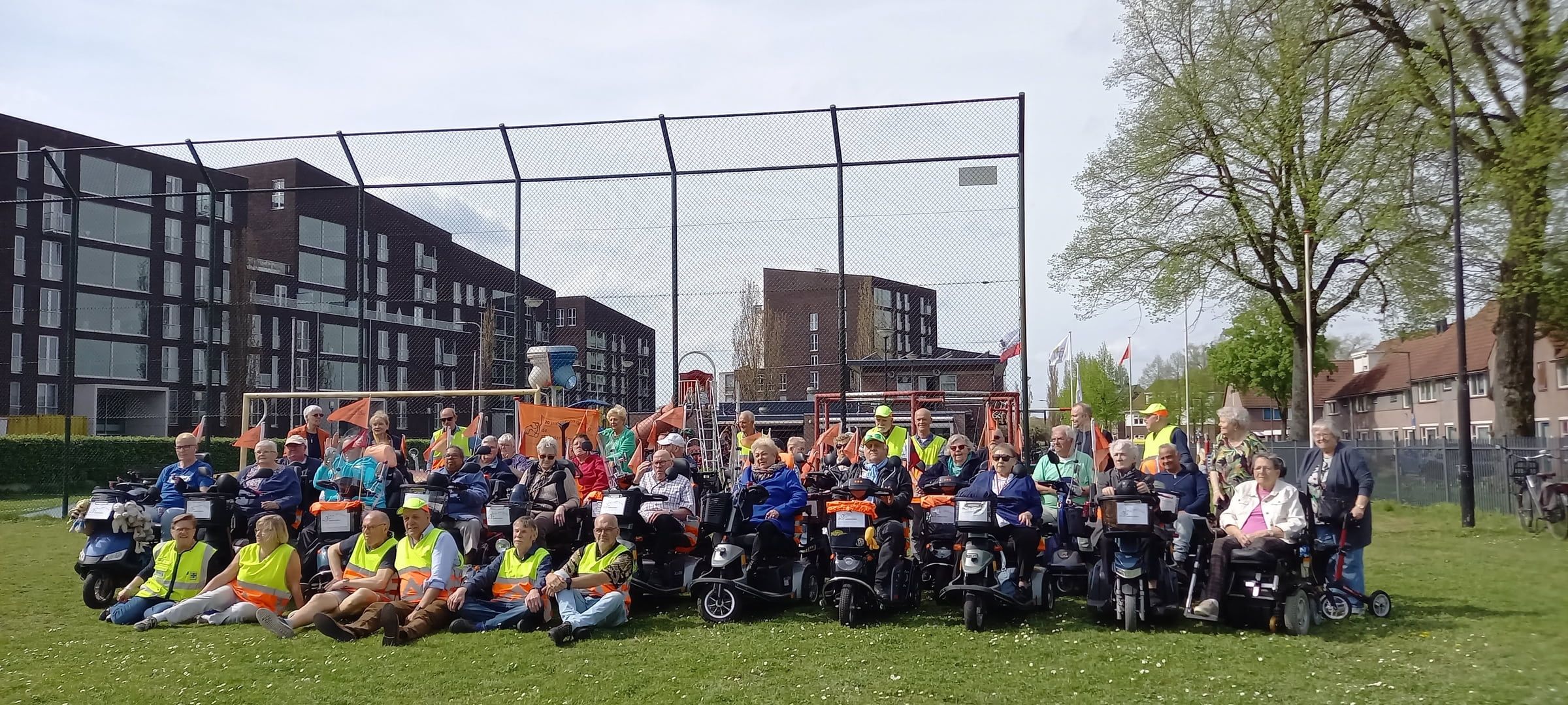 Verkeersregelaar bij scootmobieltochten.