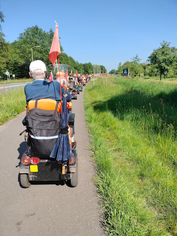 Verkeersregelaar bij scootmobieltochten.