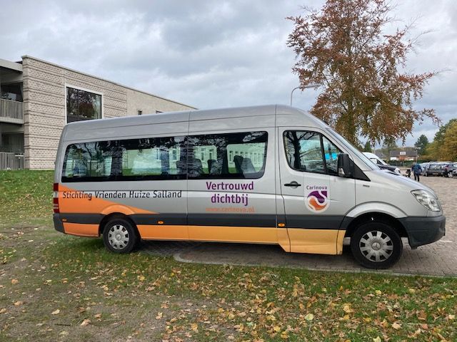 Chauffeur op de rolstoelbus