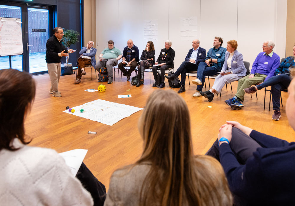 Met de start van een nieuw jaar kijken we vol energie vooruit. Ook dit jaar staan er weer veel inspirerende en praktische trainingen op de planning voor iedereen die zich inzet voor de stad Den Haag. Of je nu vrijwilliger bent, actief in een bewonersinitiatief, een maatschappelijke organisatie runt of gewoon je kennis wilt verdiepen: er is voor ieder wat wils.