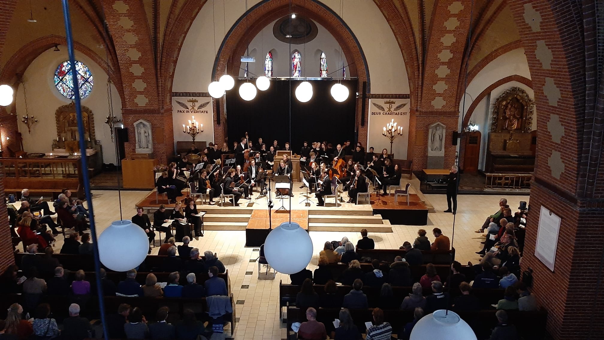 Vriendelijke sociale gastheer/vrouw