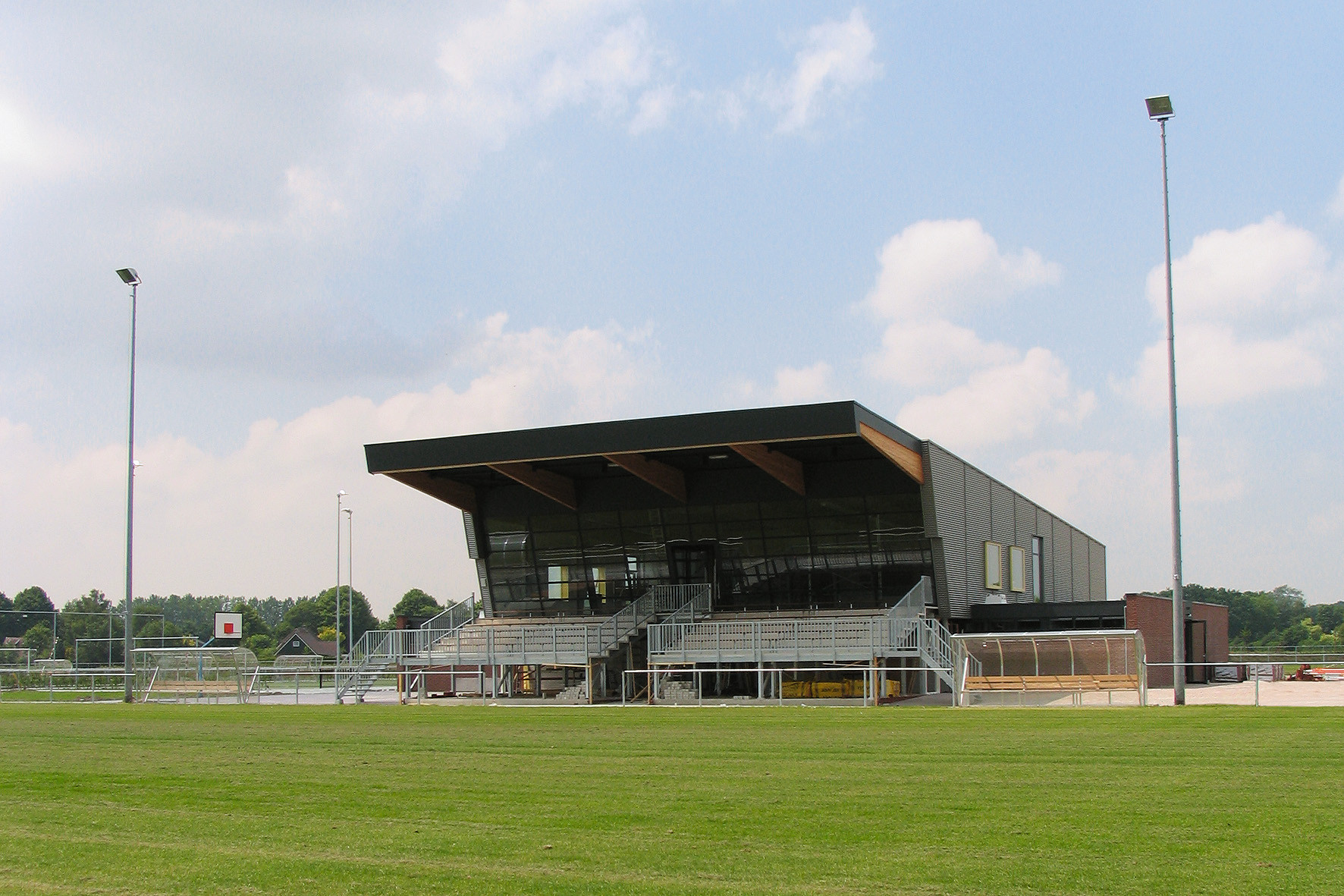 Assisteren bij de voetbaltraining JO8-10 en de mini's