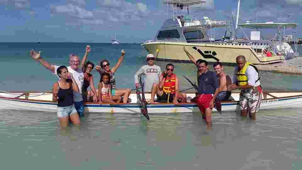 Mensen met speciale behoeften helpen met roeien