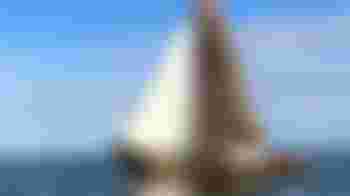 Schipper of maat op een historisch, zeilend vissersschip