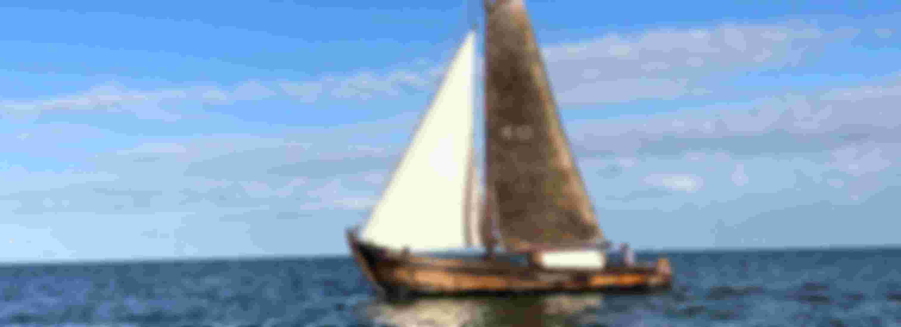 Schipper of maat op een historisch, zeilend vissersschip