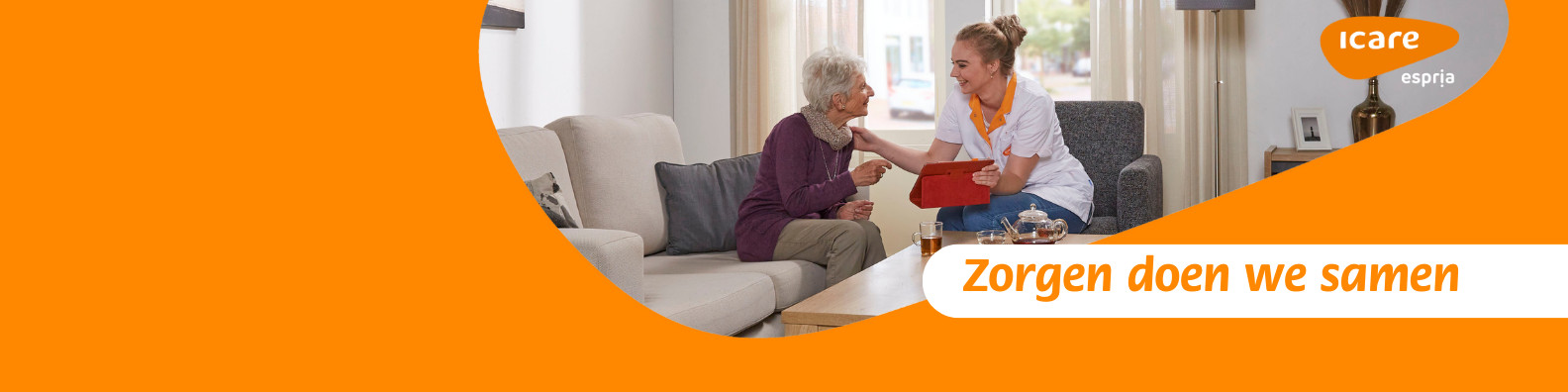 Vrijwilliger gezelschap spelletjes in thuissituatie