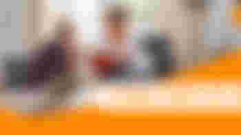 Vrijwilliger gezelschap spelletjes in thuissituatie