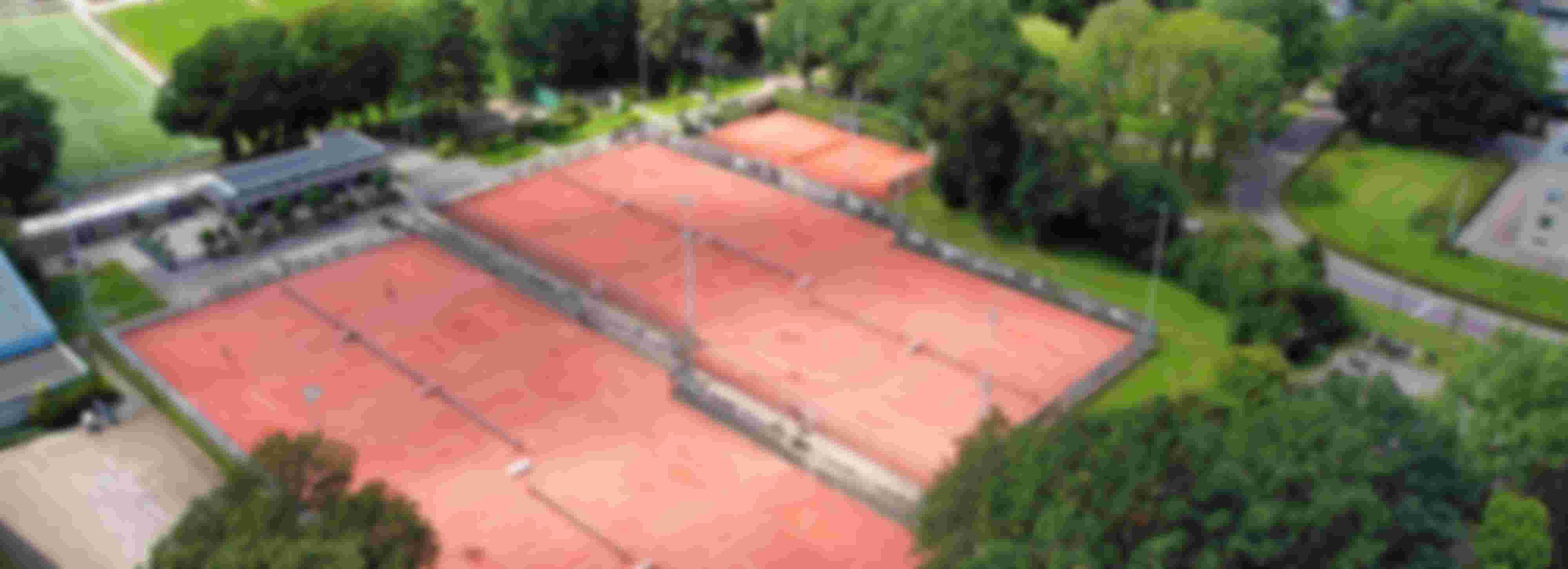 Groundsman voor onderhoud tennisbanen