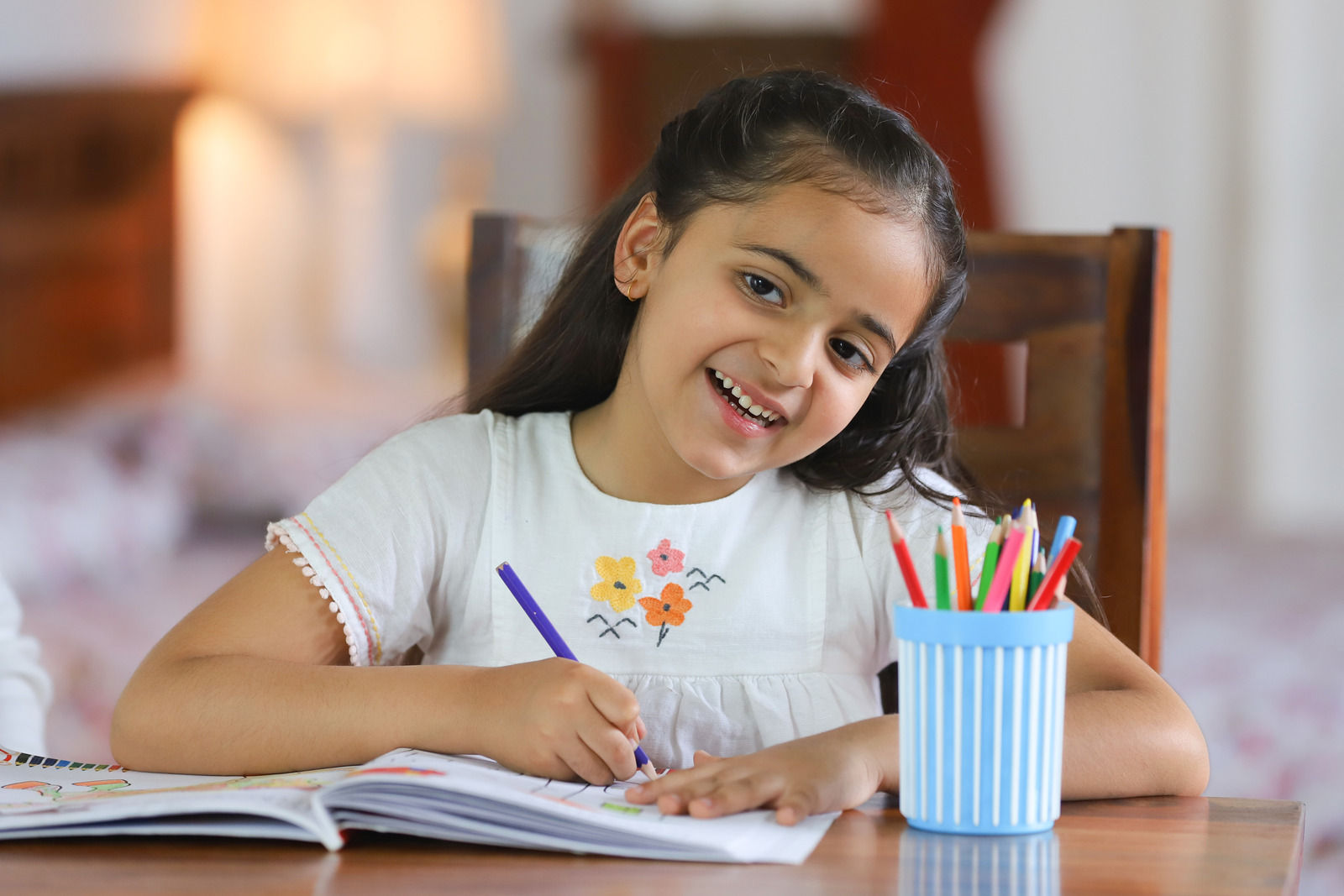 Help jij een meisje van 5 spelenderwijs Nederlands leren praten?