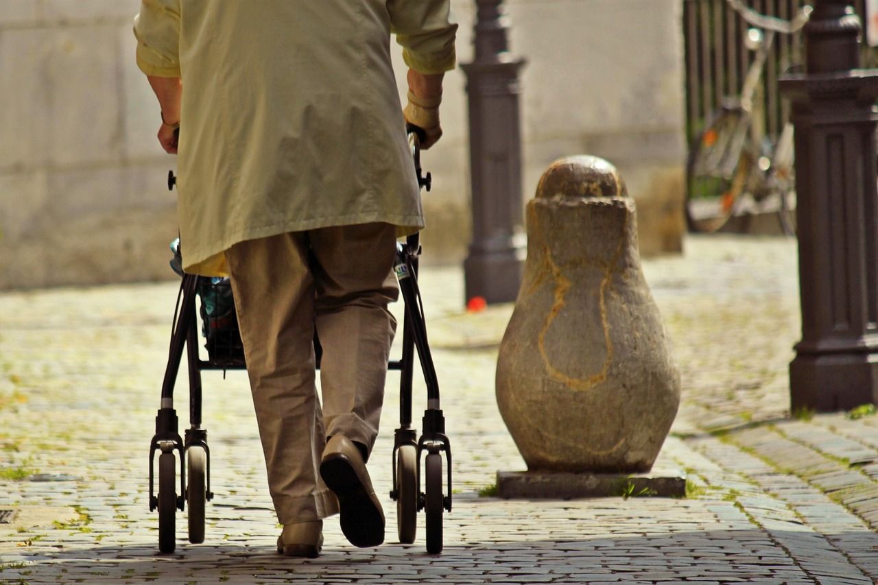 Wandelvrijwilliger voor mevrouw die met een rollator loopt