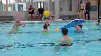 Begeleider bij zwemgroep in Renkum