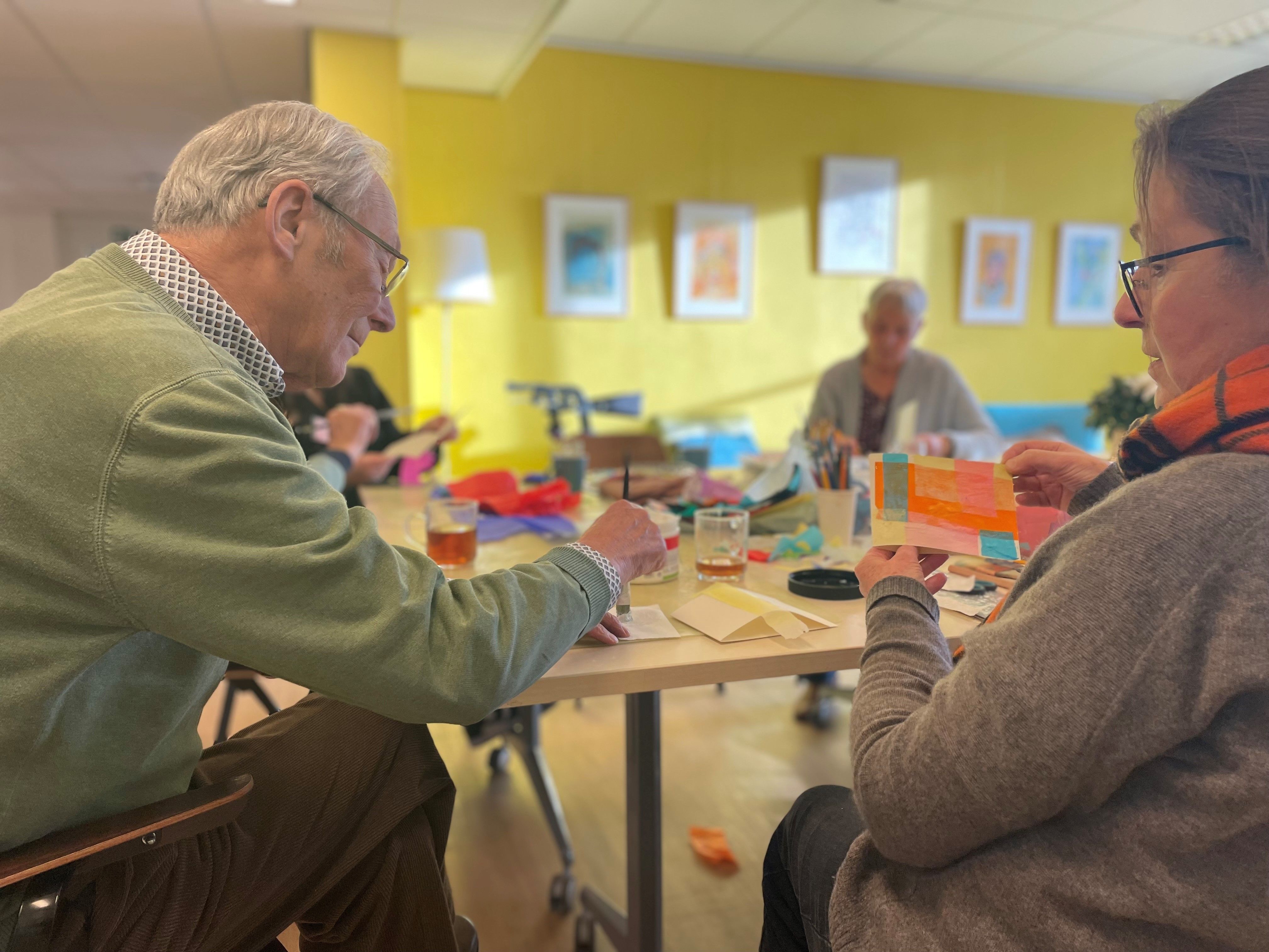 Curious and energetic connector for people with memory problems