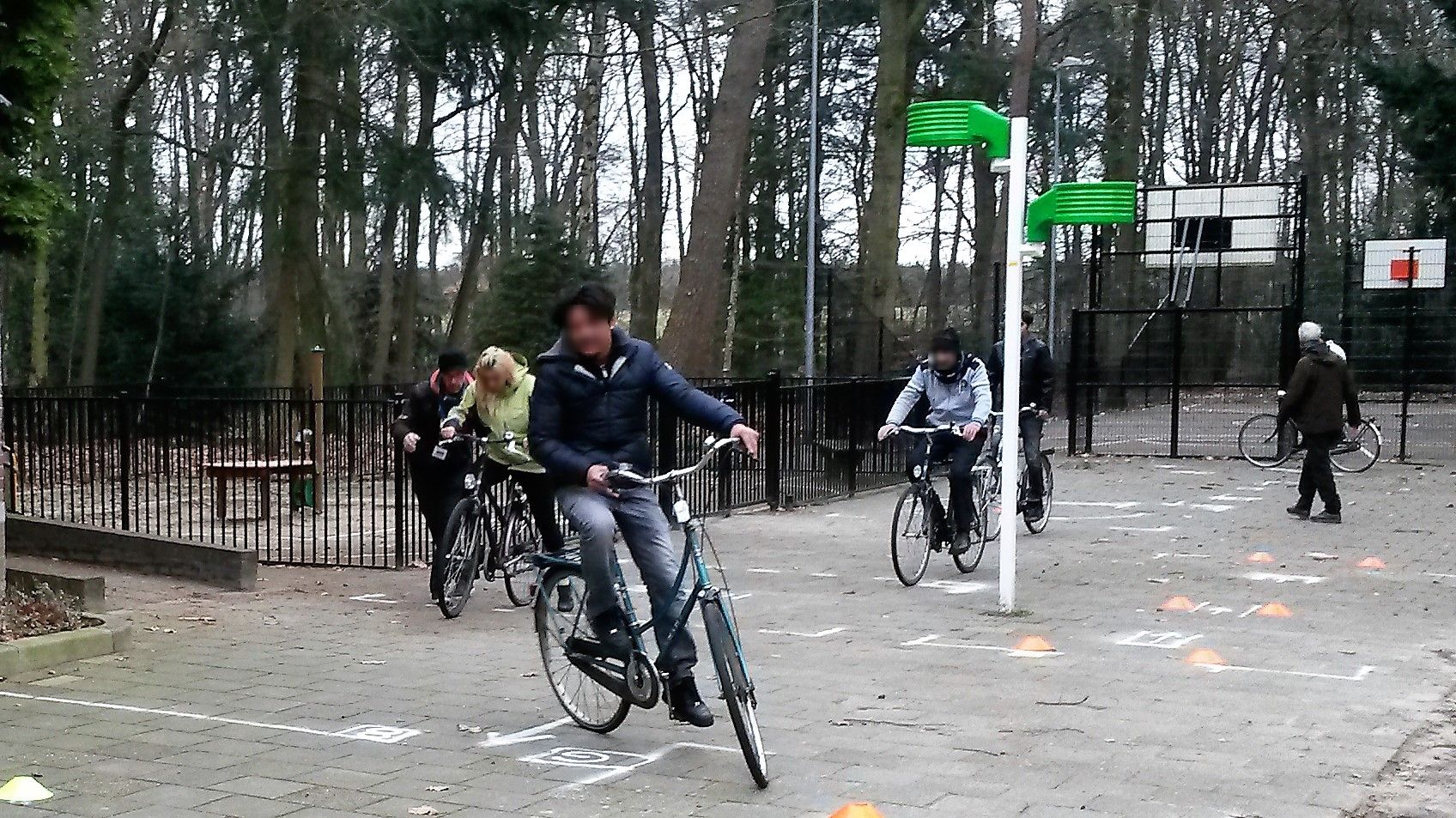  Fietsles aan bewoners AZC Keijenbergseweg