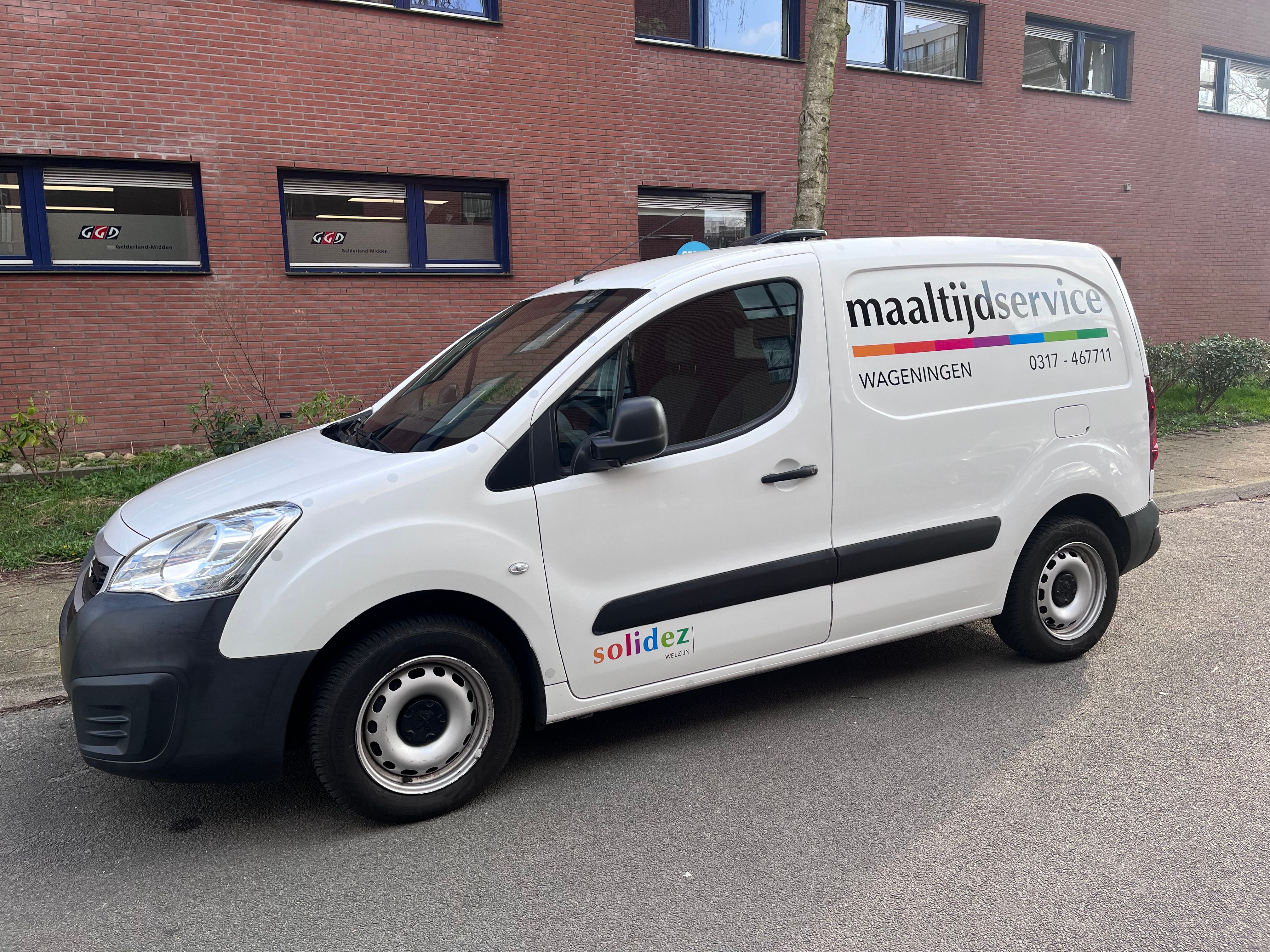 Volunteer driver meal service