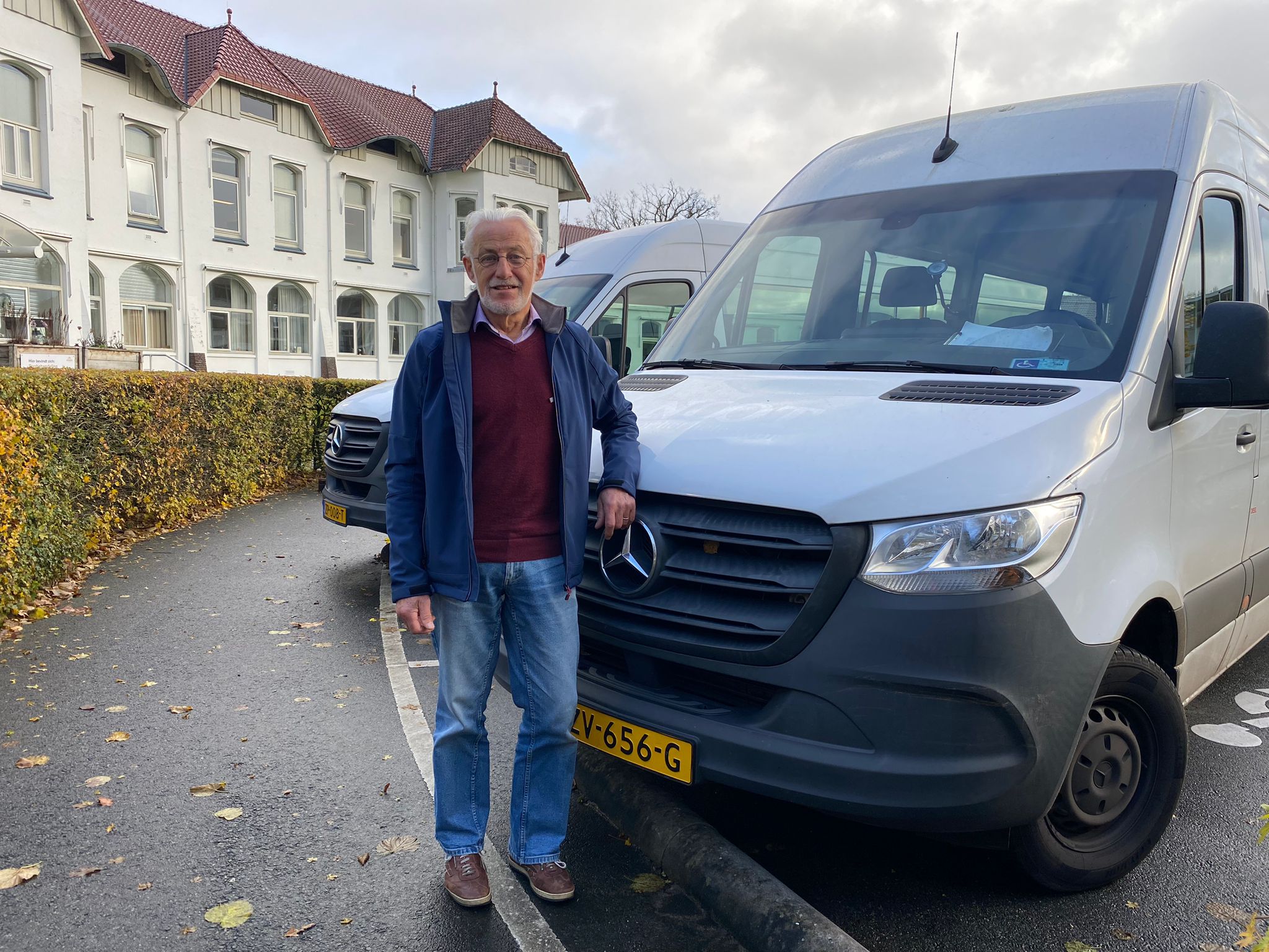 Vrijwillige chauffeur van rolstoelbus