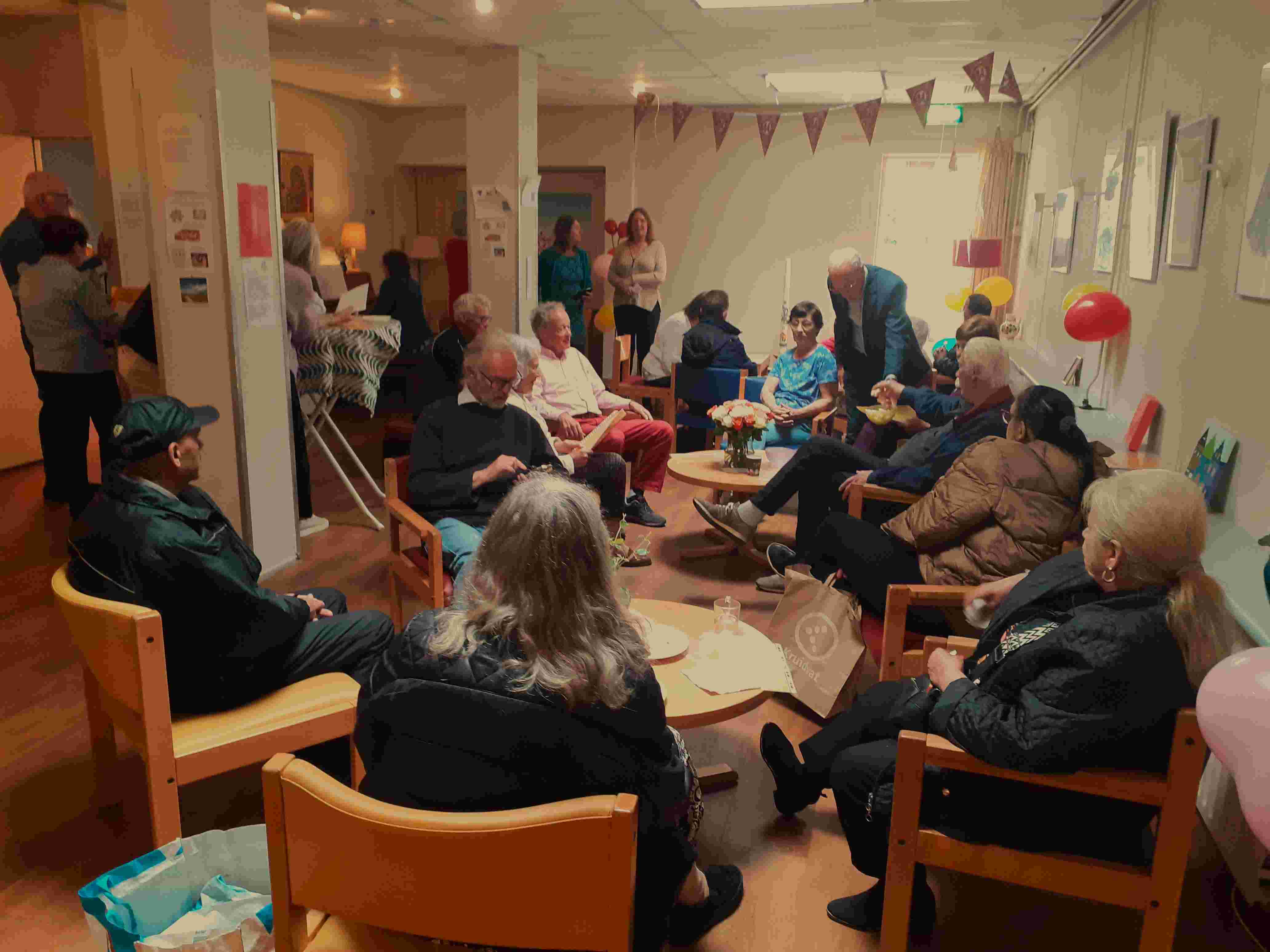 Mensen-mensen gezocht die in zijn voor zowel een praatje als een gesprek.