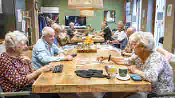 Gezellige gastheer/vrouw voor het Haags ontmoeten bij het Coornhertcentrum