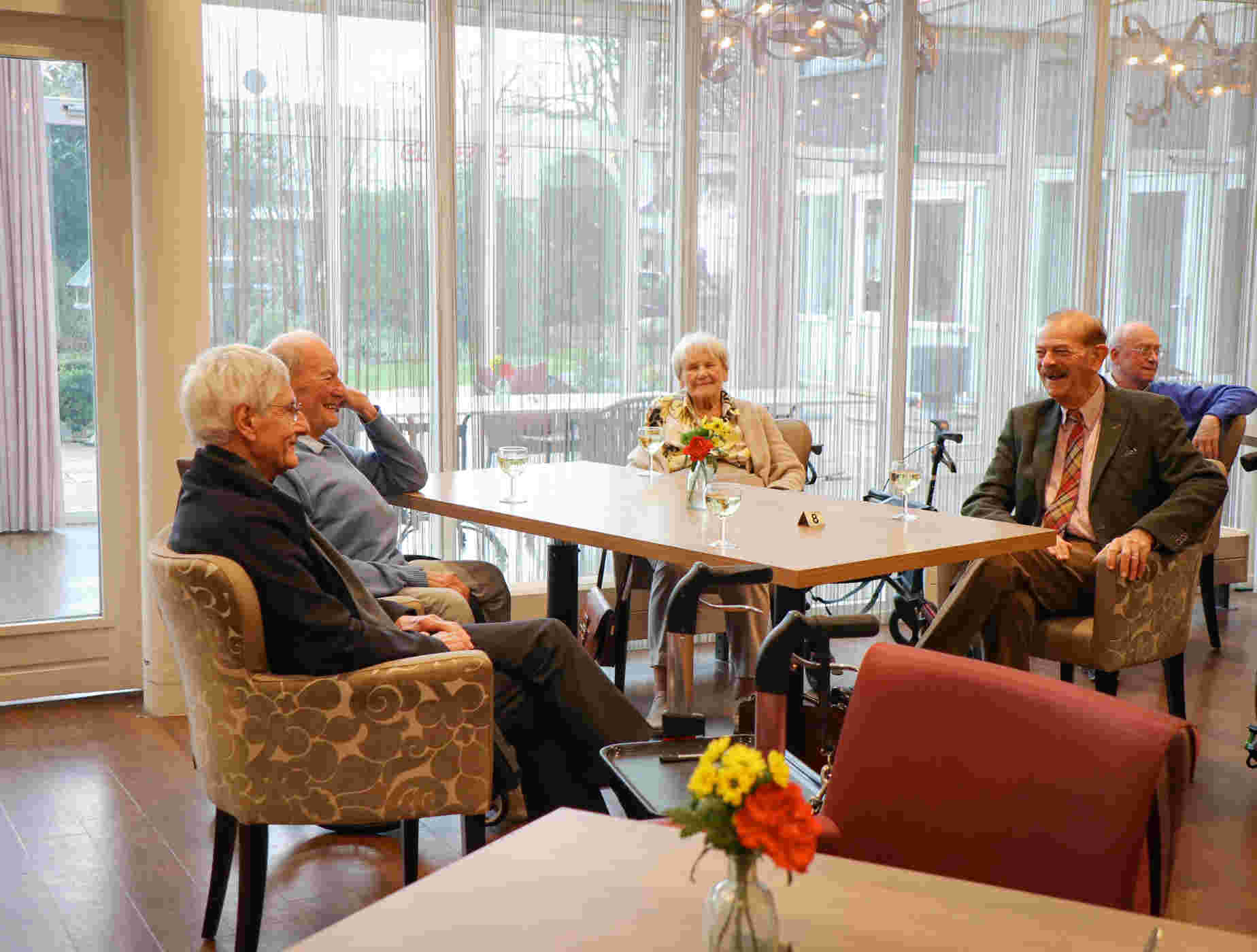 Diner begeleider voor in de huiskamer. - Saffier, locatie Maison Gaspard